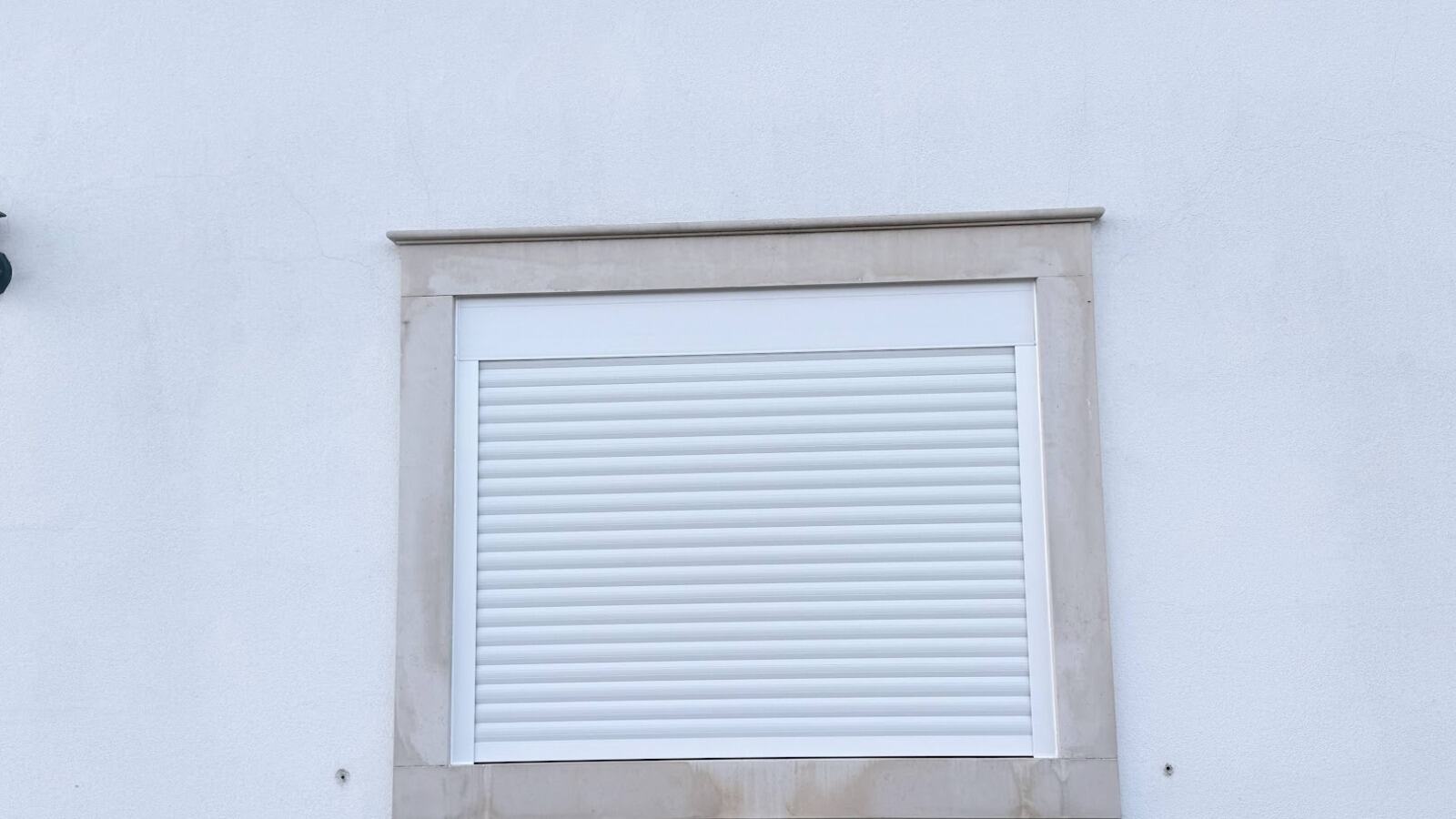 Estore exterior instalado numa janela